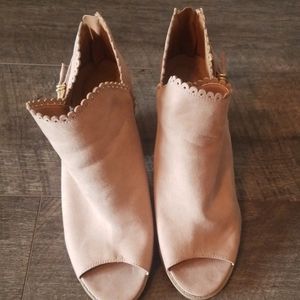Peep toe heel